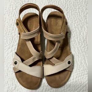 Taos Universe leather sandals in a beige and tan color-way EU 39 US 8-8.5